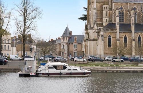 Sable-sur-Sarthe Boat Rental | Bateau Elvis