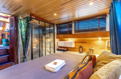 Anatole France Boat Rental | Bateau Le Nubian