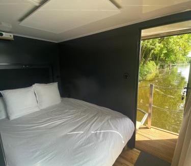Montreuil-Juigne Boat Rental | Bateau logement tout confort, vue magique!