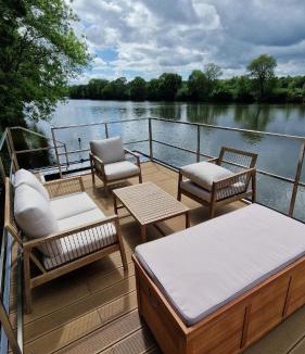 Montreuil-Juigne Boat Rental | Bateau logement tout confort, vue magique!