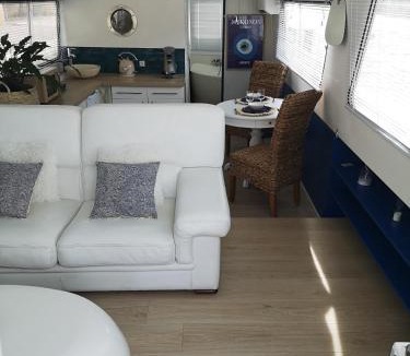 Anatole France Boat Rental | Bateau Mama Mia