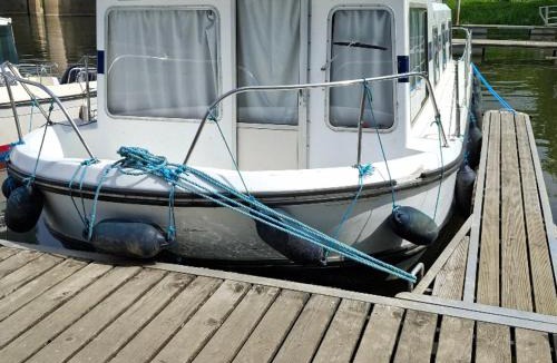 Chateauneuf-sur-Sarthe Boat Rental | Bateau Unique à Chenillé-Changé - Jusqu'à 9 Personnes - API-1-46-27