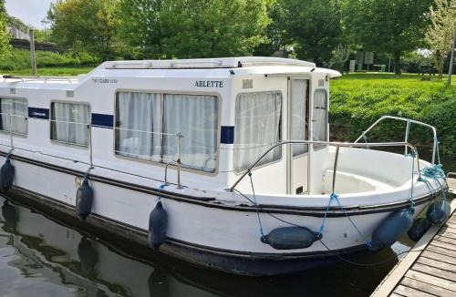 Chateauneuf-sur-Sarthe Boat Rental | Bateau Unique à Chenillé-Changé - Jusqu'à 9 Personnes - API-1-46-27