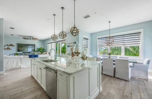 Anna Maria House | Batemans – AMI Canal-Front Luxury Home w/Pool & Private Dock