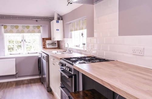 Maidstone Cottage | BATTEL HALL COTTAGE, pet friendly, with open fire in Harrietsham