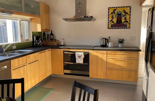 Bedford House | Bauhaus Retreat w Pool