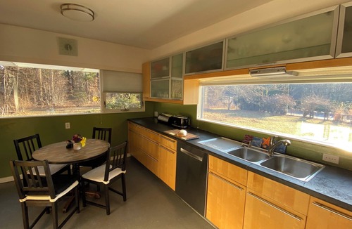 Bedford House | Bauhaus Retreat w Pool