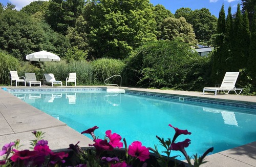 Bedford House | Bauhaus Retreat w Pool