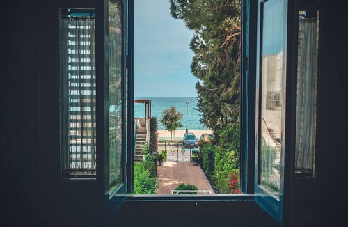 Caldes d'Estrac House | Baulenas House. A beautiful modernist beachfront house