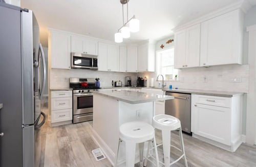 Town Bank House | Bay Block with in-ground heated Salt Water Pool opens mid April