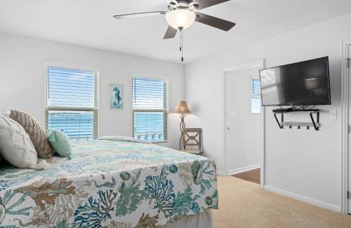 Harbor Oaks Apartment | Bay Breeze Bungalow