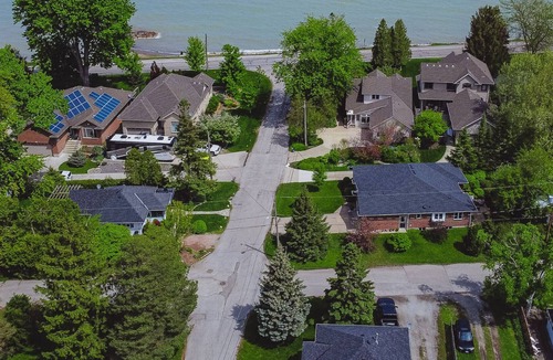 Sarnia House | Bay Breeze Cottage - Steps from Lake Huron