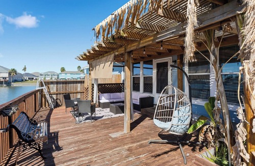 Corpus Christi Condo | Bay Breeze Escape Waterfront Sleeps 9