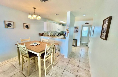 Innerarity Townhomes House | Bay Breeze: Gorgeous Waterfront Unit with Kayaks!