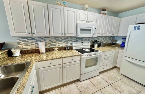 Innerarity Townhomes House | Bay Breeze: Gorgeous Waterfront Unit with Kayaks!