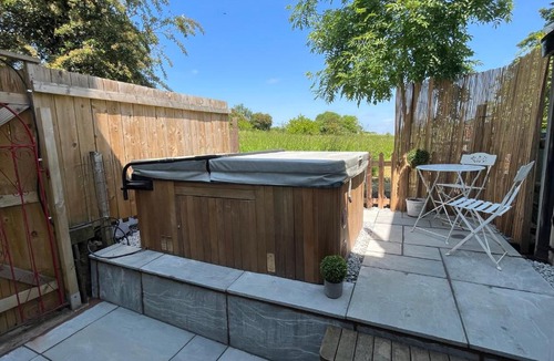 Snitterfield House | Bay Cottage, Hot Tub