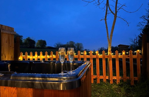 Snitterfield House | Bay Cottage, Hot Tub