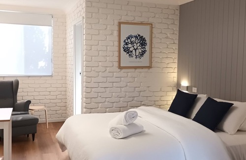 Bateau Bay Hotel | Bay House Motel