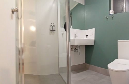 Bateau Bay Hotel | Bay House Motel