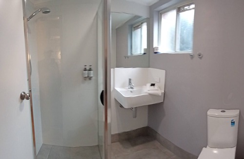 Bateau Bay Hotel | Bay House Motel