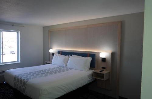Troy Hotel | Bay Inn & Suites Troy