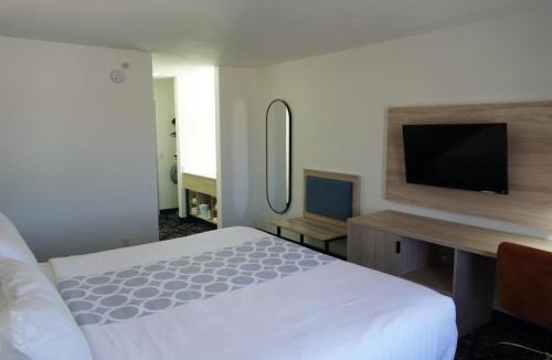 Troy Hotel | Bay Inn & Suites Troy