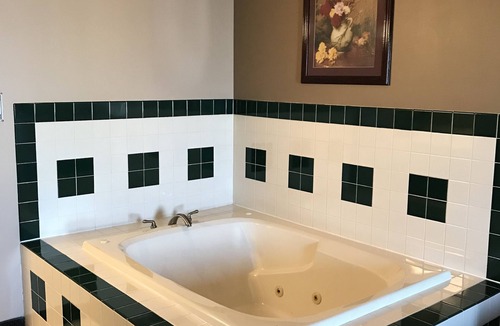 Troy Hotel | Bay Inn & Suites Troy