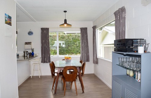 Russell House | Bay Retreat - Absolute Beachfront Holiday Home