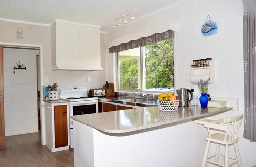 Russell House | Bay Retreat - Absolute Beachfront Holiday Home