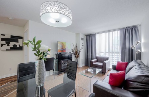 Bay Street Corridor Apartment | Bay St. Penthouse 1 Bedroom 1 Bathroom condo Sleeps 4 Walk to Sick Kids Hospital