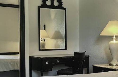 Bay City Hotel | Bay Valley Lakeside Stay – Golf Course Access & Peaceful Views