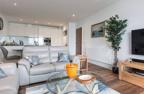 Torquay City Centre Cottage | Bay View Abbey Sands