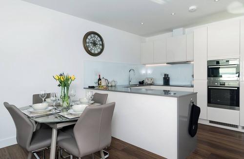 Torquay City Centre Cottage | Bay View Abbey Sands