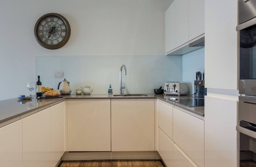 Torquay City Centre Cottage | Bay View Abbey Sands