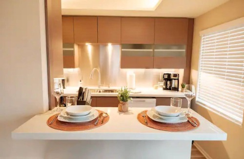 Hilltop Apartment | Bay View Beauty Close to Everything