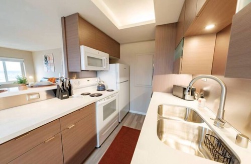 Hilltop Apartment | Bay View Beauty Close to Everything