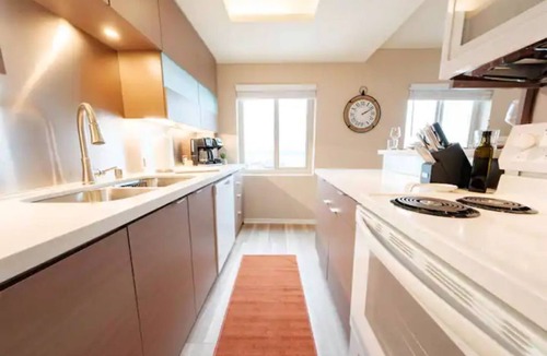 Hilltop Apartment | Bay View Beauty Close to Everything