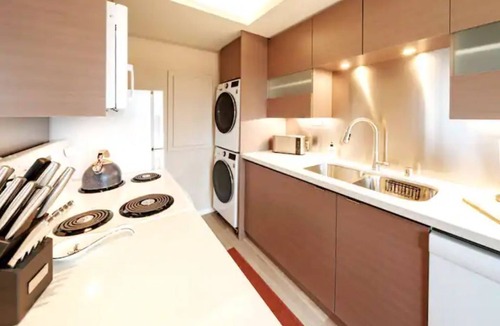 Hilltop Apartment | Bay View Beauty Close to Everything