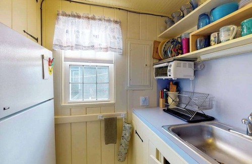Barnstable House | Bay view cottage w/deck, gas grill & great view - steps to private beach