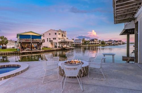 Jamaica Beach House | Bay Views, Cozy Family Stay, Near Beach