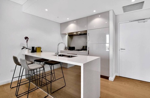 St. Leonards Apartment | Bay Views Prime Location Retreat