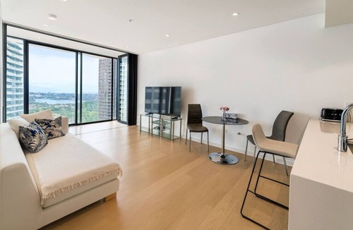 St. Leonards Apartment | Bay Views Prime Location Retreat