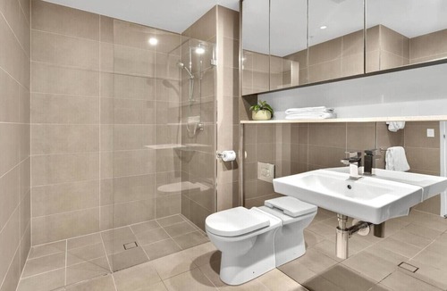 St. Leonards Apartment | Bay Views Prime Location Retreat