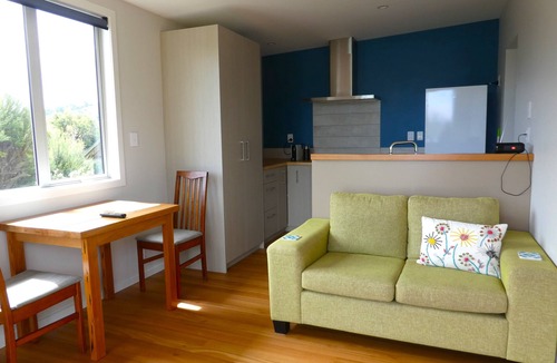 Russell Cottage | Bay views, sunsets & relaxation await.