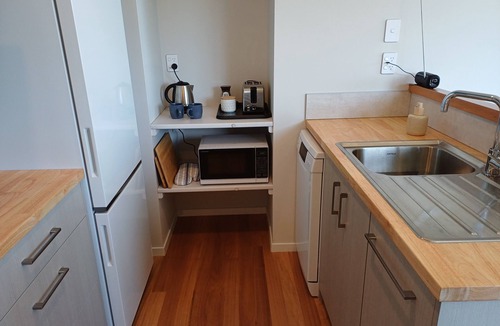 Russell Cottage | Bay views, sunsets & relaxation await.