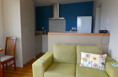 Russell Cottage | Bay views, sunsets & relaxation await.