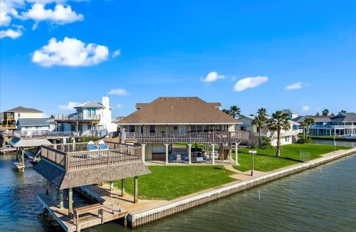 Terramar Beach House | Bay Vista- NEW LISTING in Terramar Beach, 4 BR 3 BA, Boat slip home