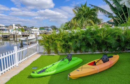 Bay Crest Park House | Baycrest Waterfront Pool Dock Gym Bikes