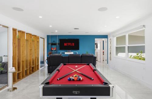 Bay Crest Park House | Baycrest Waterfront Pool Dock Gym Bikes