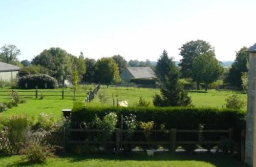 Juaye-Mondaye Cottage | BAYEUX, "Le Bonheur" gîte with private garden 15 minutes from the DDay beaches